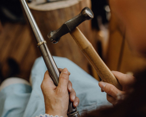 Nane Adam begleitet euch beim Trauring Schmiede workshop