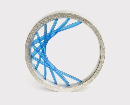 Flexible Ring aus 925er Silber mit blauen Nylon gespannt