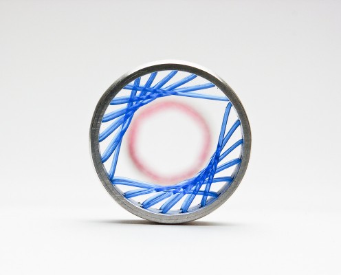 Flexible Ring aus 925er Silber mit blauen Nylon gespannt