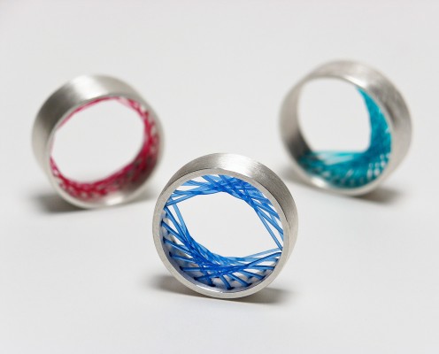 Flexible Ring aus 925er Silber mit verschiedenen farbigen Nylon gespannt - Preis: 155,-€ pro Ring