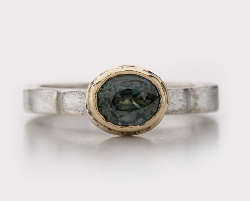 Grüner Saphir in 750er Gelbgold gefasst, Ring aus 925er Silber, gebürstet