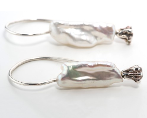 Perlen-Ohrringe mit langen Perlen und floralen Kugelornamenten - Preis: 155,-€
