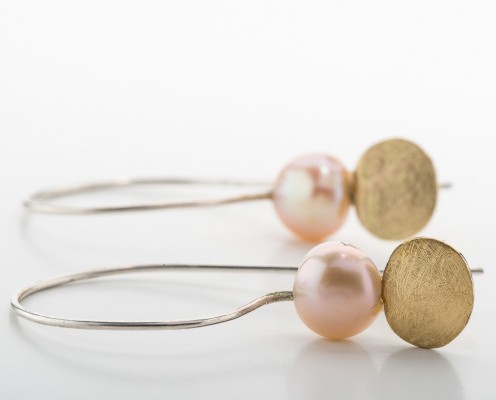 Perlen-Ohrringe mit Rosé-Perlen und Blattgold, gebürstet - Preis: 115,-€