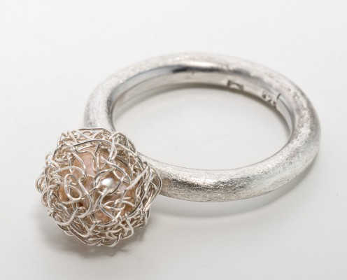 Perlen-Ring aus 925er Silber mit Rosé-Perle, umhäkelt - Preis: 225,-€